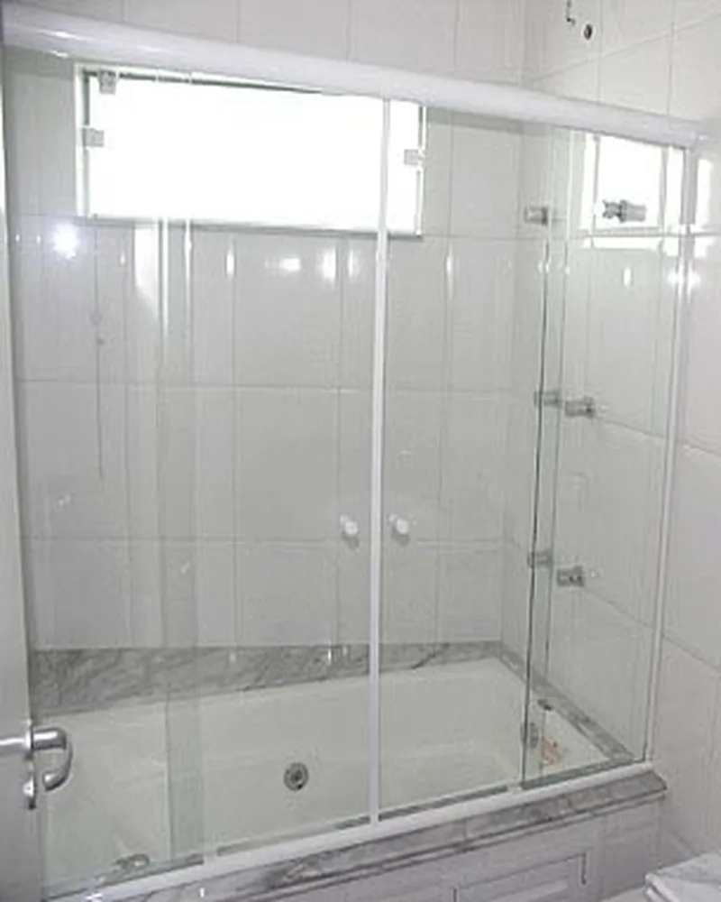 Box sobre banheira conforto e segurança